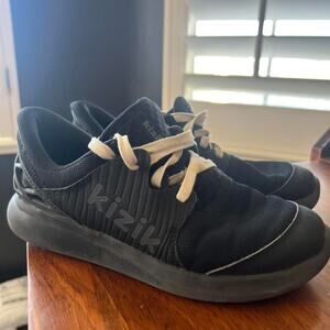 Kizik black trainers sneakers lifestyle kids size 4